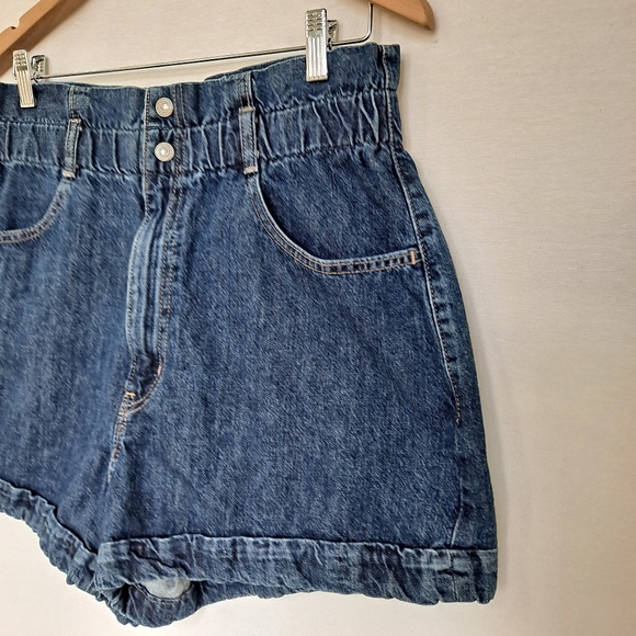 Levi's Blue Denim Jean High Rise Elastic Waist Mom Shorts sz 31 - Picture 3 of 10